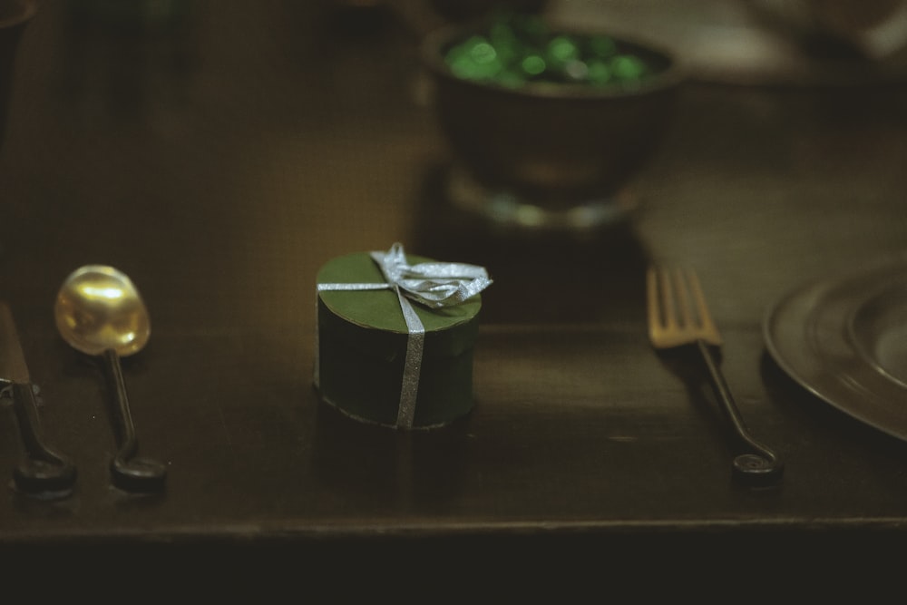 Fourchette d’argent à côté de la boîte verte et blanche