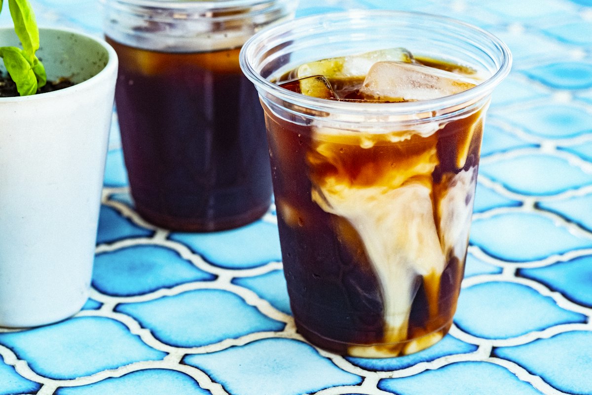 Uống gì cho tỉnh táo: ly cà phê đen đá, nguồn caffeine quen thuộc của dân văn phòng