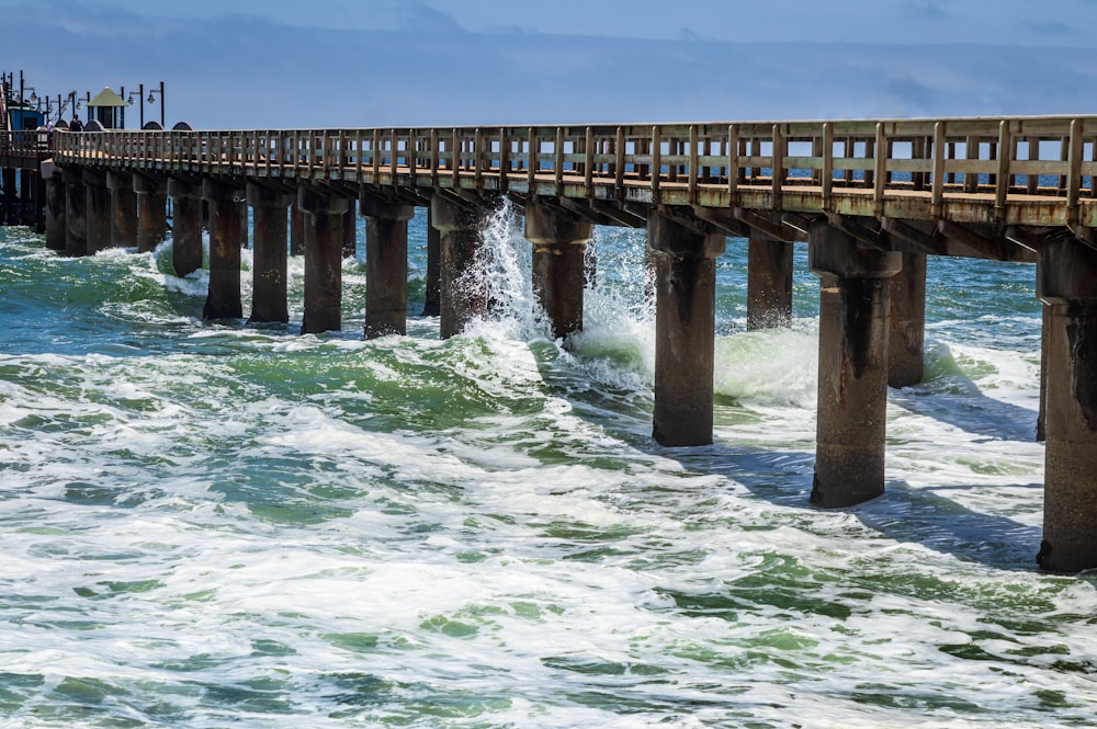 Muelle de madera marrón en el mar durante el día