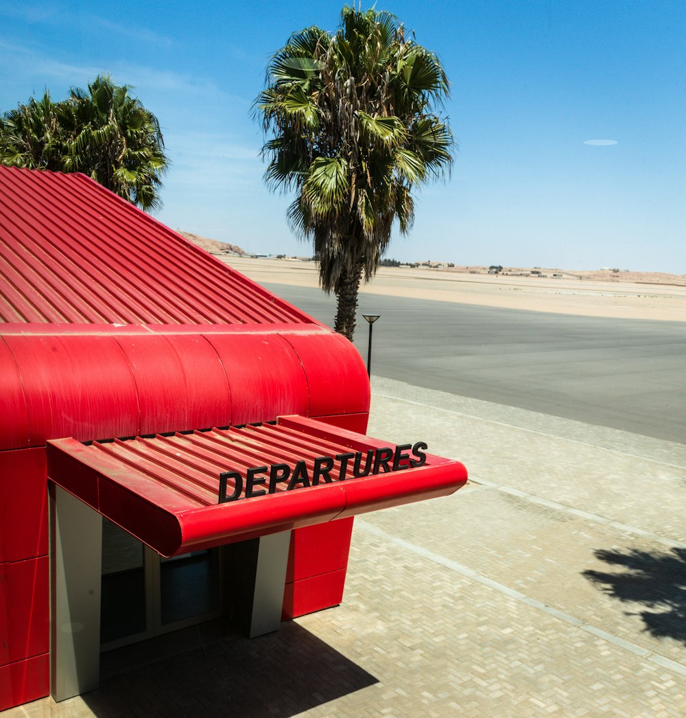 banc en bois rouge sur la plage pendant la journée