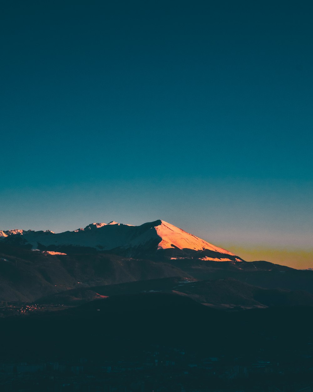 montagnes brunes sous le ciel bleu pendant la nuit