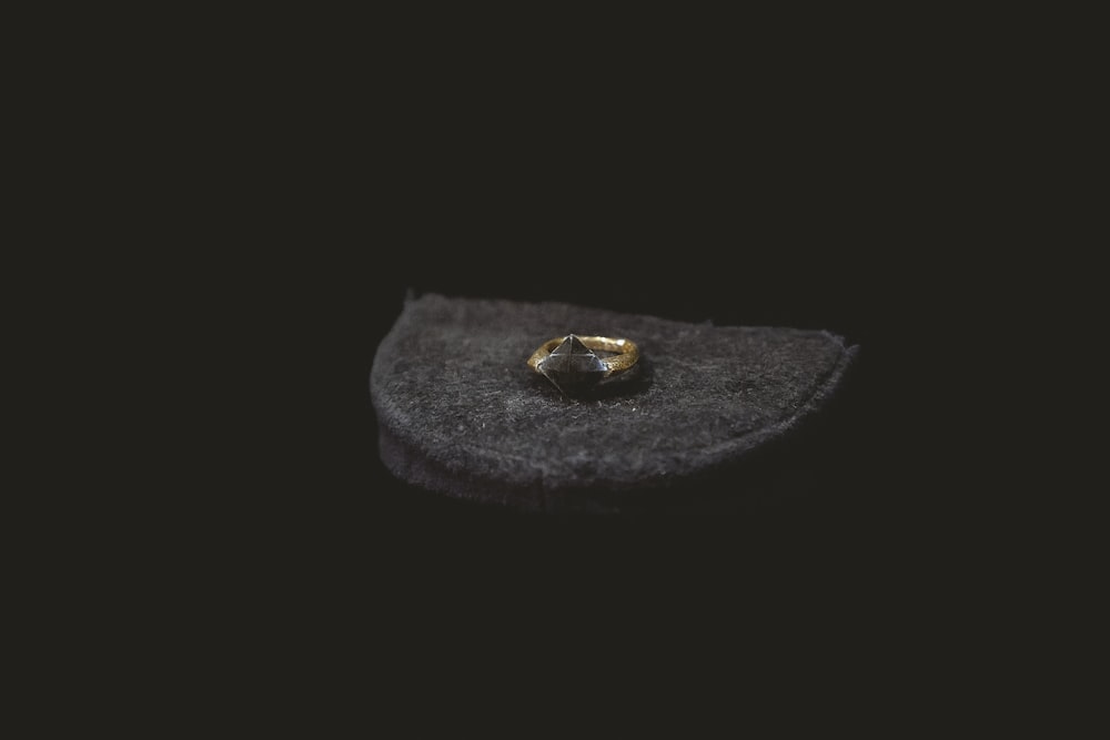 schwarzer runder Stein mit schwarzem Hintergrund