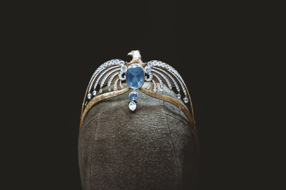 coroa cravejada de pedras preciosas prateadas e azuis