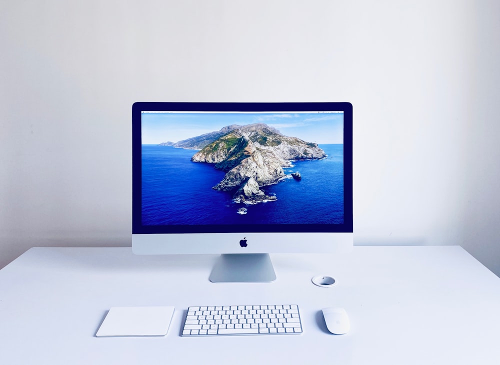 Silberner iMac mit Apple Magic Keyboard und Magic Mouse
