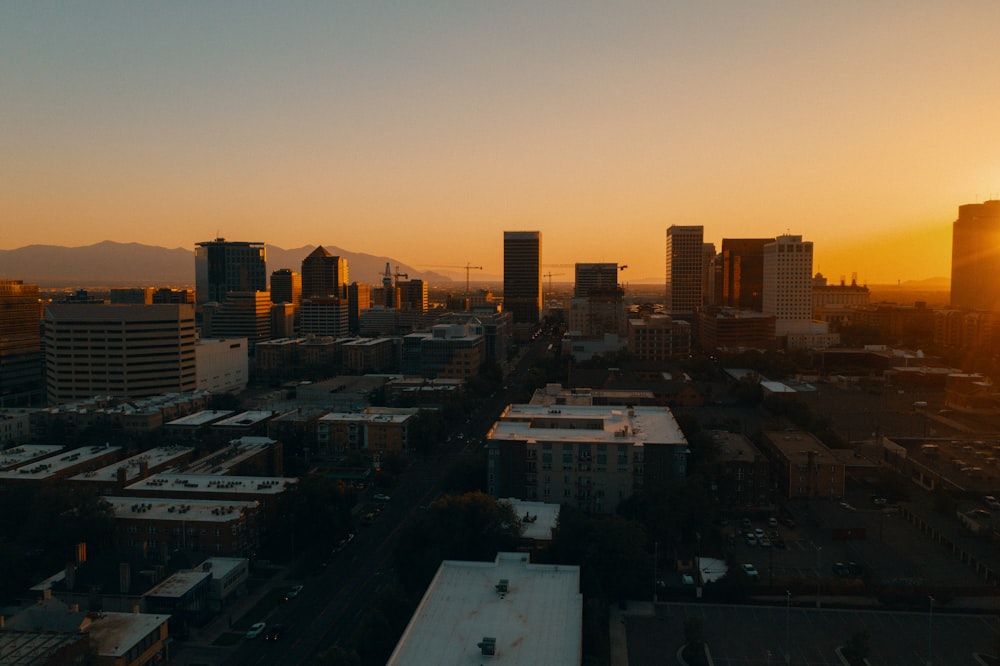 Immeubles de grande hauteur au coucher du soleil