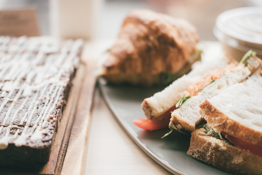 Schwarzbrot auf weißem Keramikteller