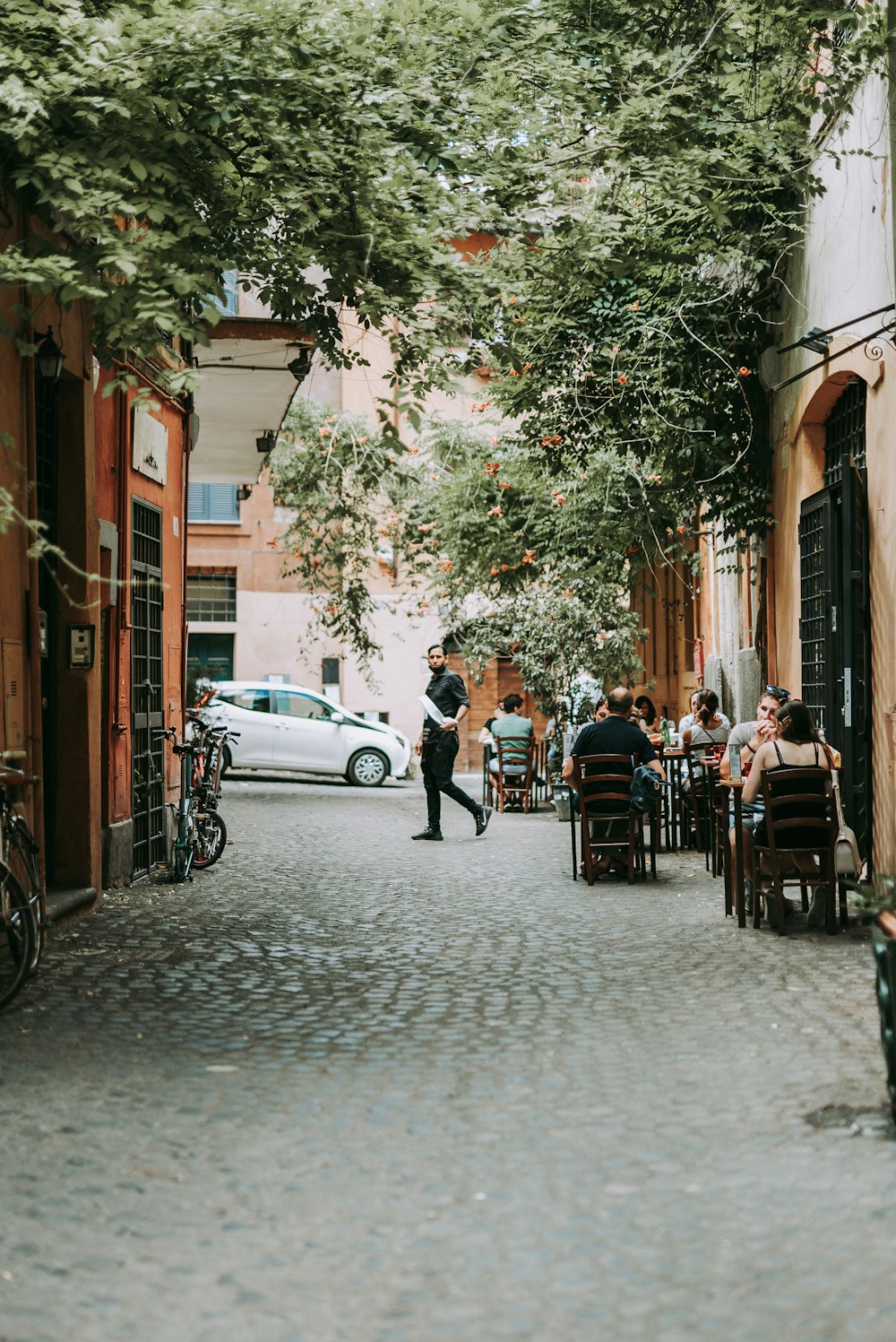 Menschen, die tagsüber auf Stühlen in der Nähe der Straße sitzen