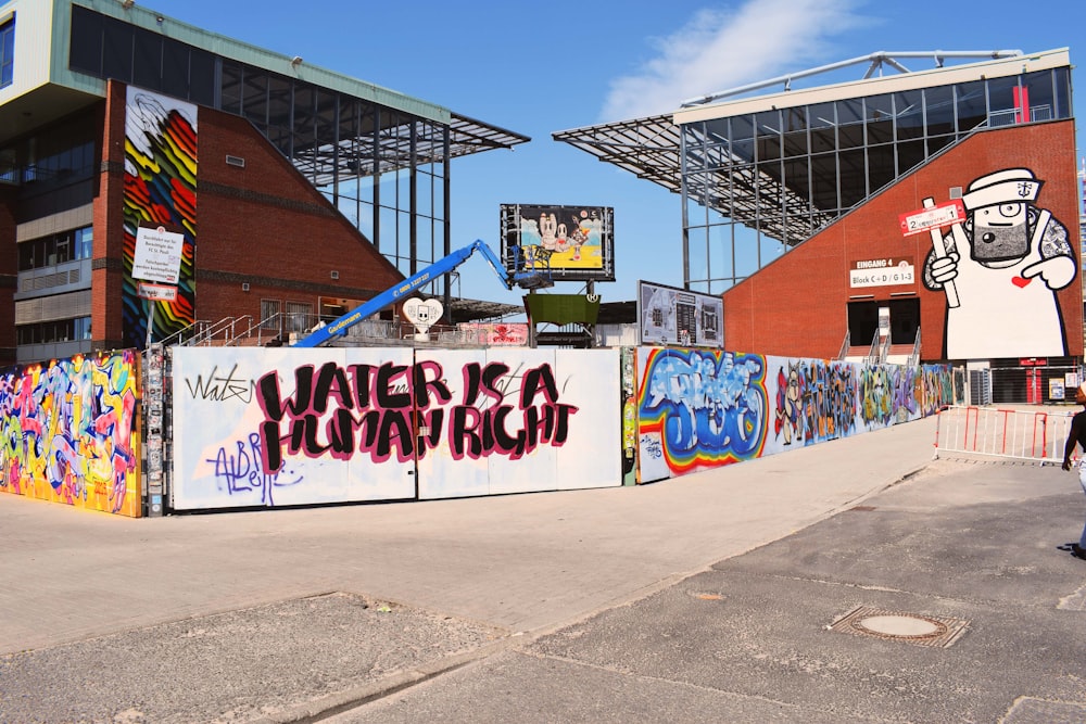 weißes rotes und blaues Graffiti an der Wand