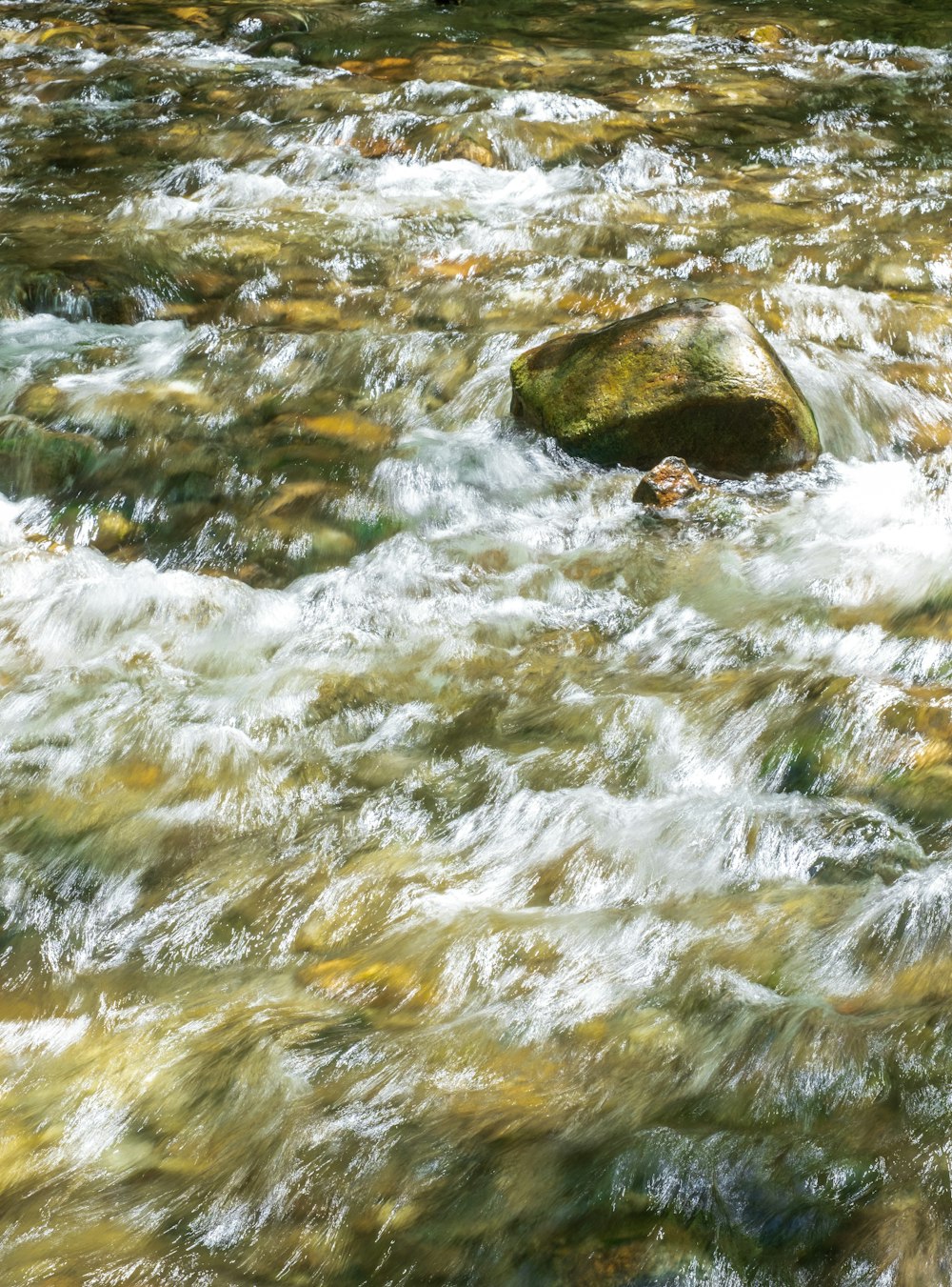 water waves hitting rocks during daytime