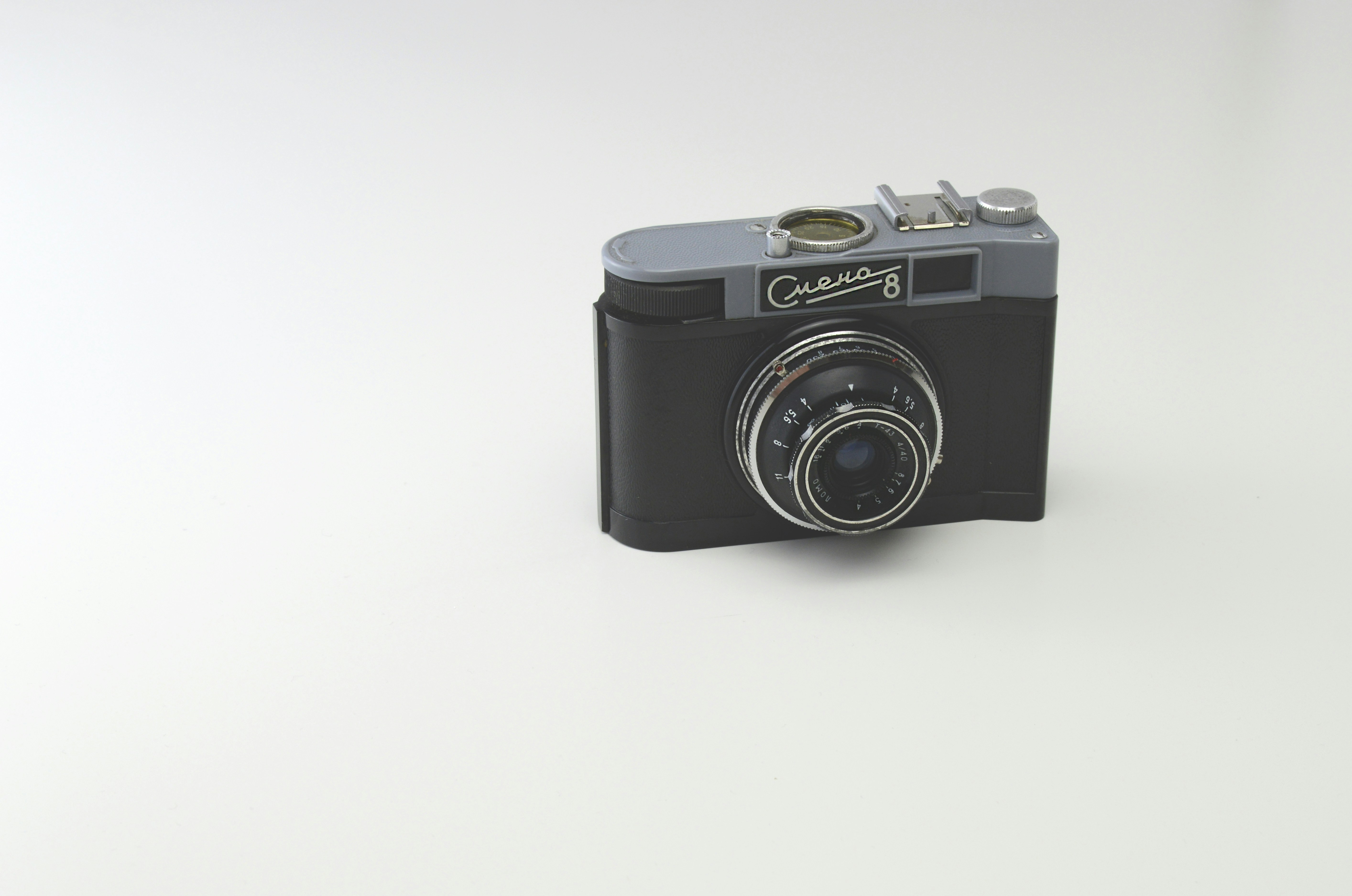 Schwarze Nikon DSLR-Kamera auf weißer Oberfläche