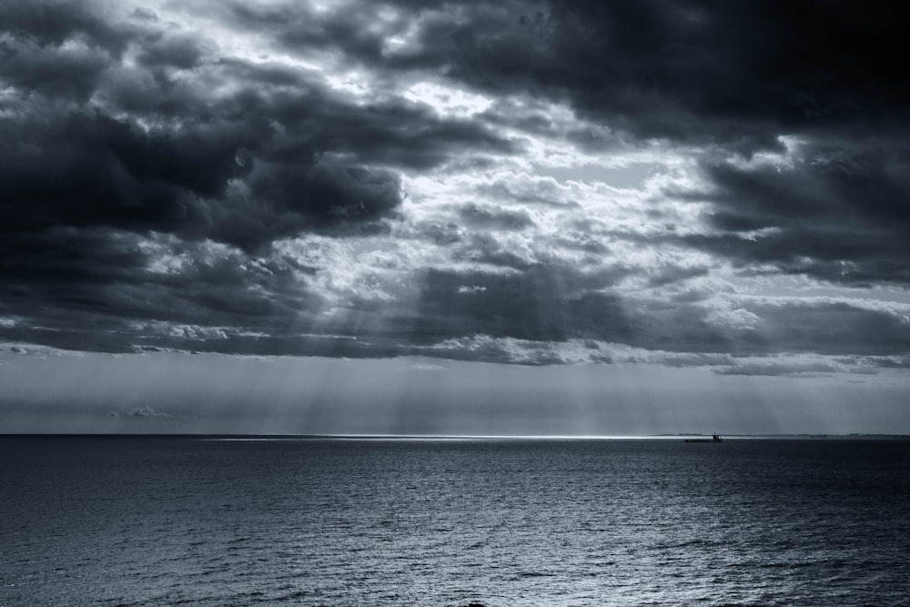 océan sous ciel nuageux pendant la journée