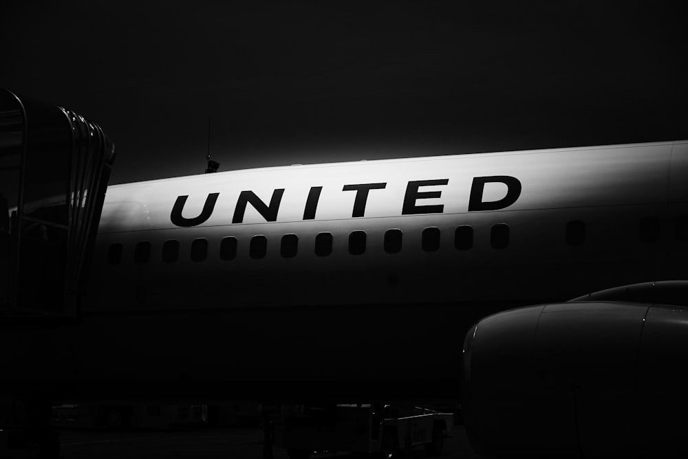 weißes und schwarzes Flugzeug während der Nachtzeit