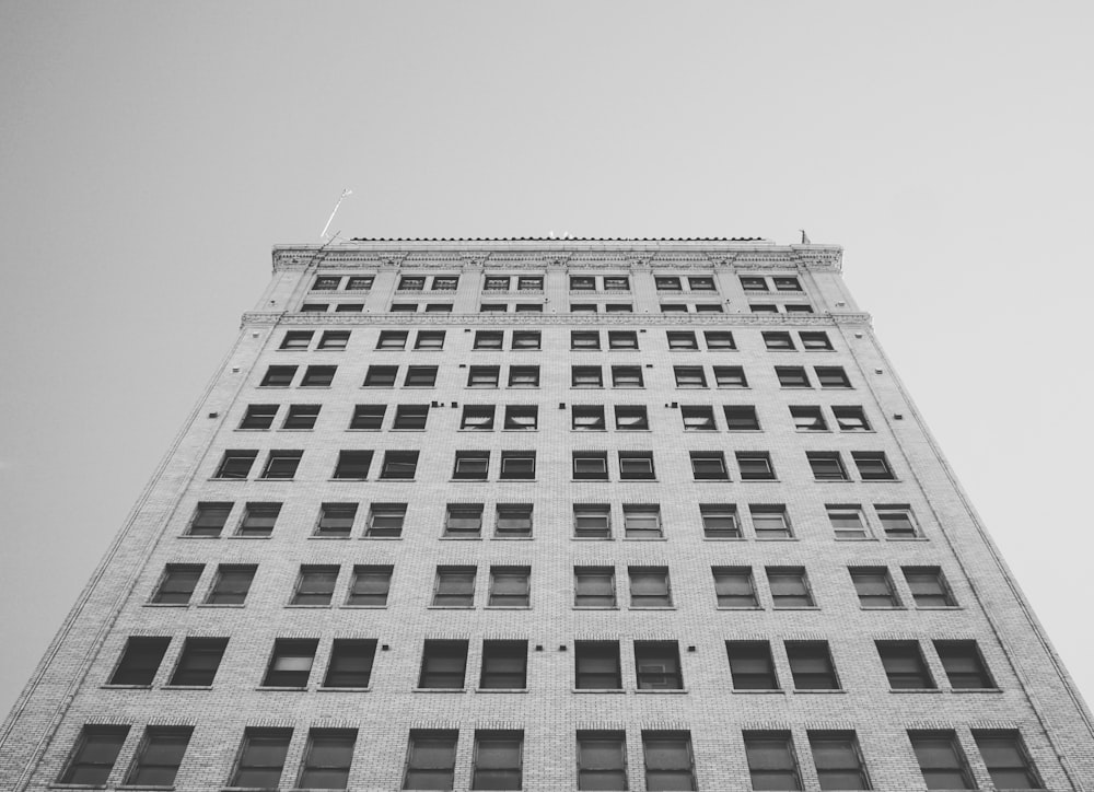 edifício de concreto branco durante o dia