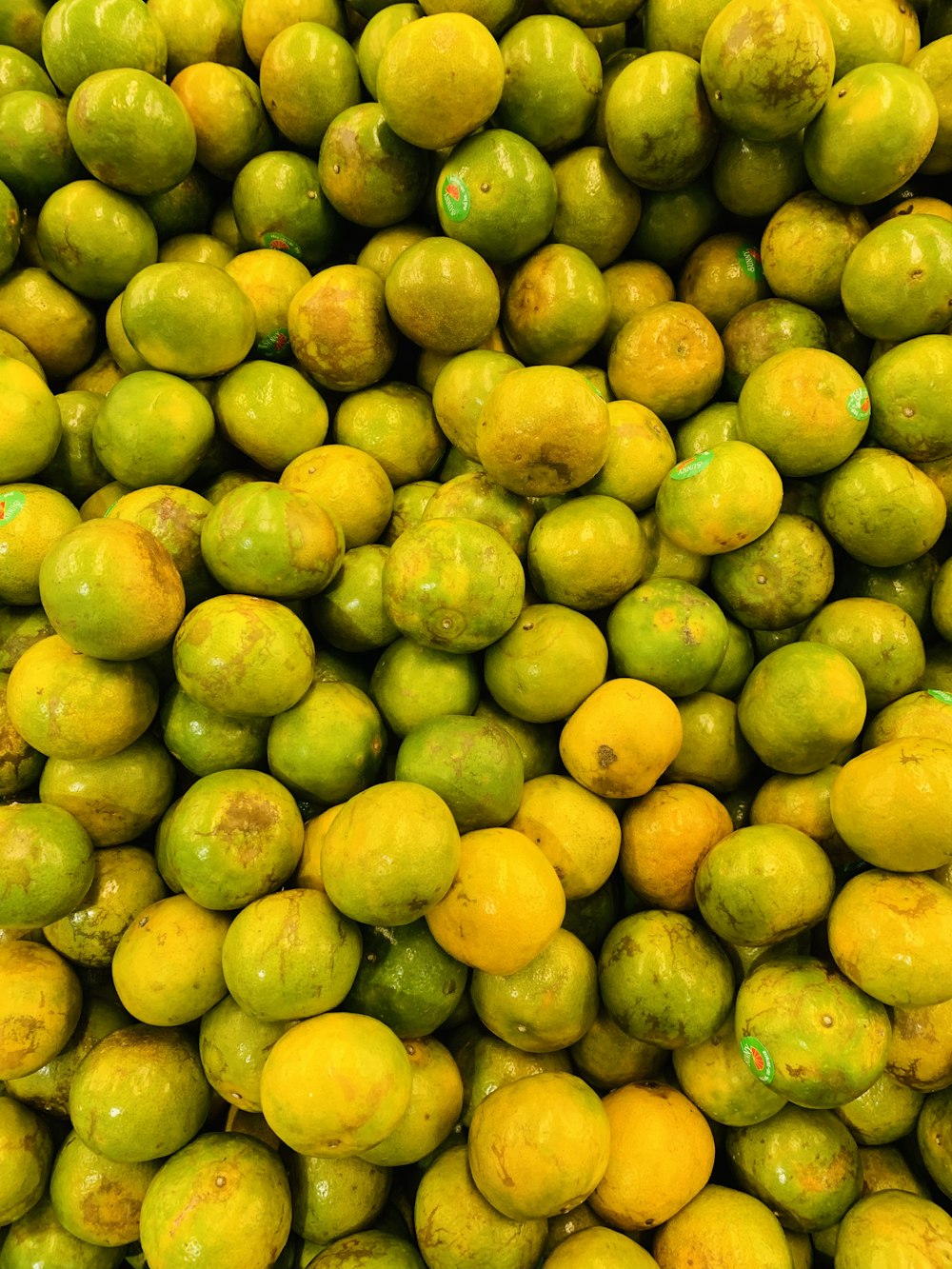 黄色と緑の楕円形の果物