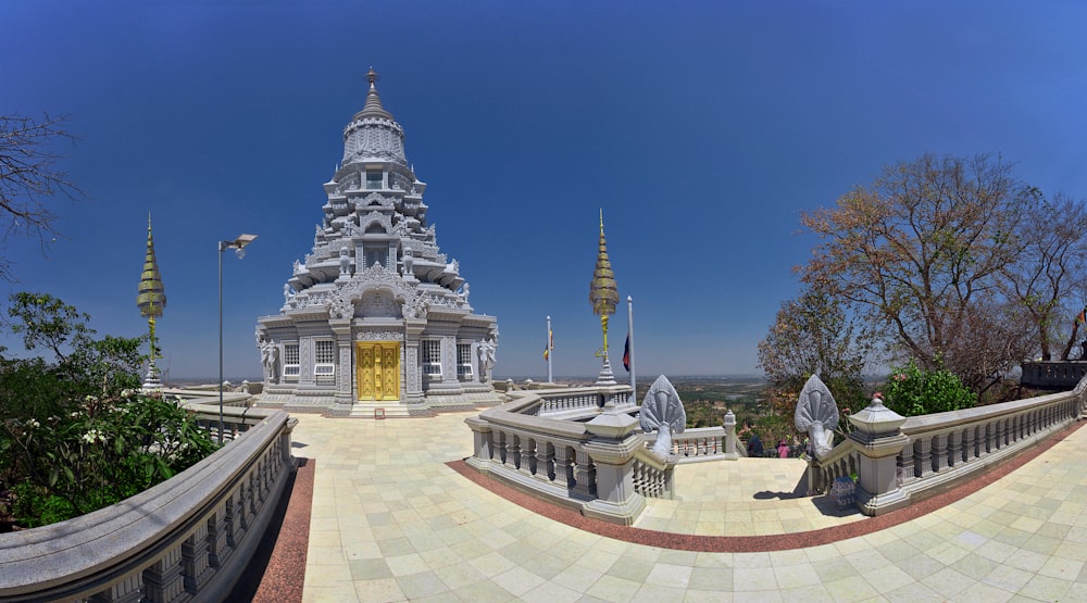 Templo dorado y blanco bajo el cielo azul durante el día