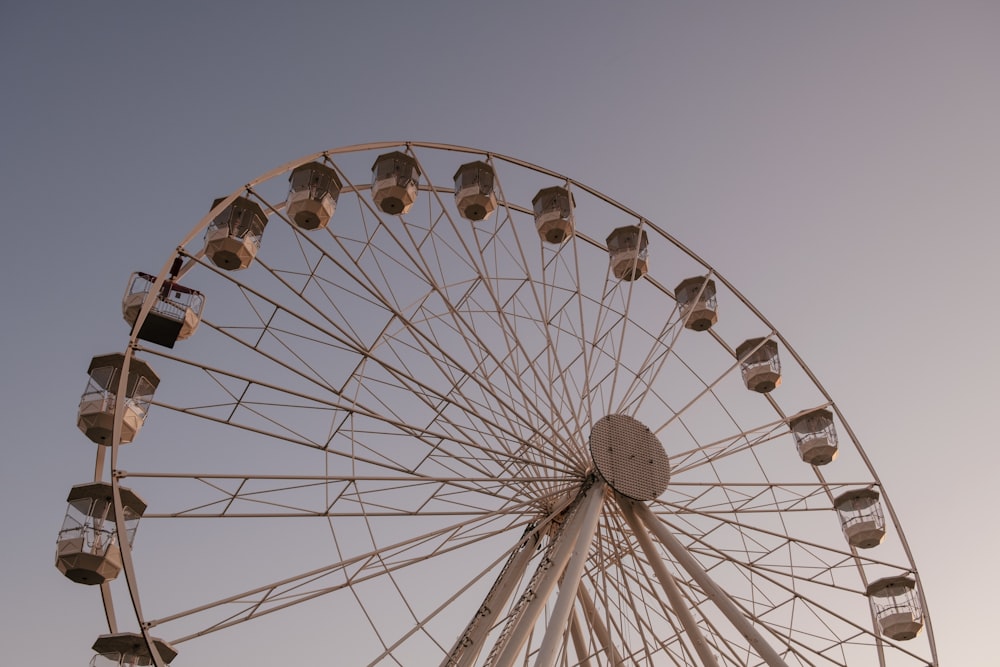 ruota panoramica bianca sotto il cielo blu durante il giorno