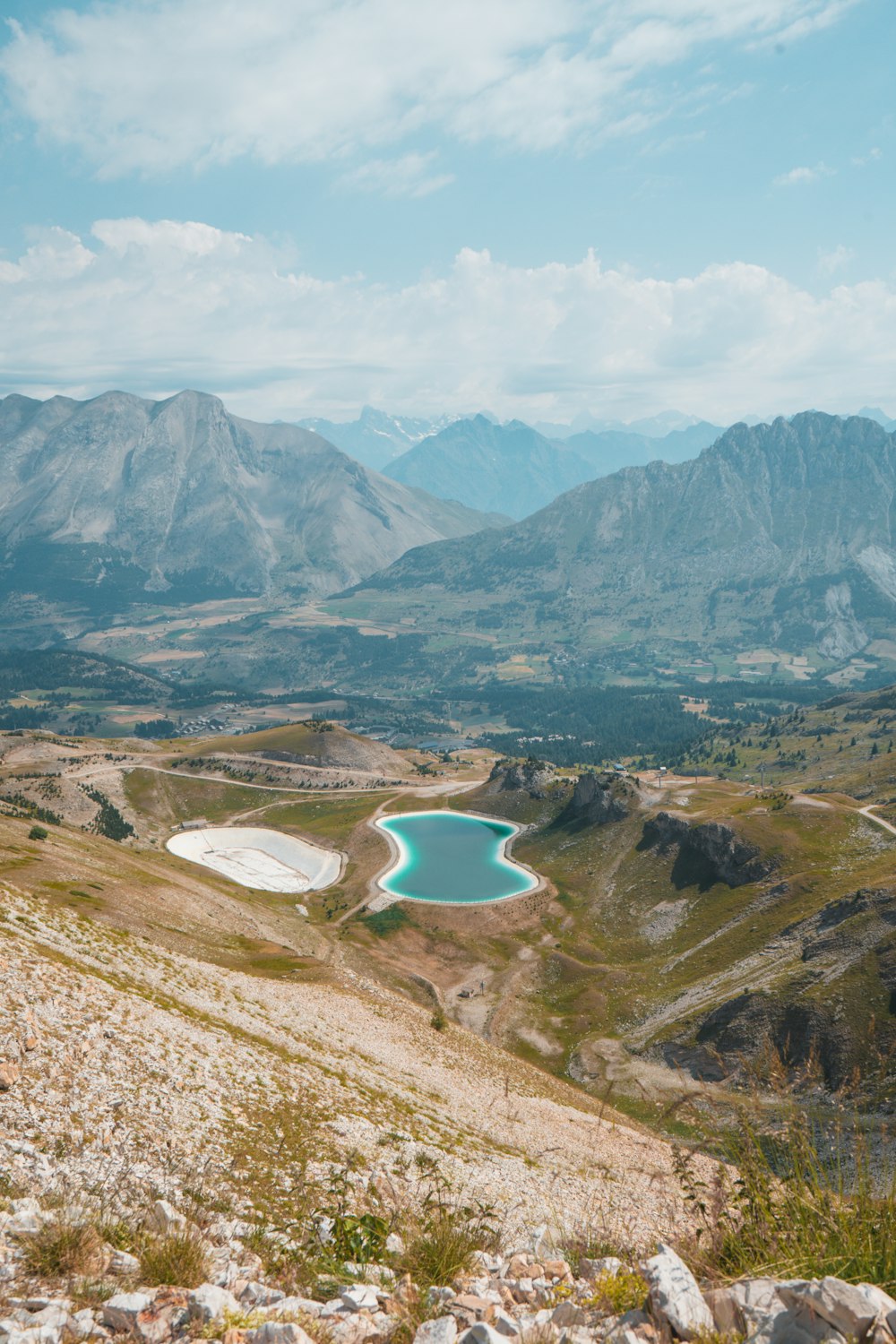 lac au milieu des montagnes pendant la journée