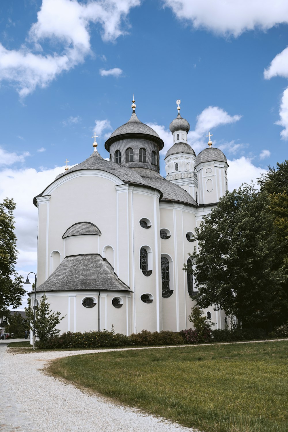 Chiesa in cemento bianco e marrone