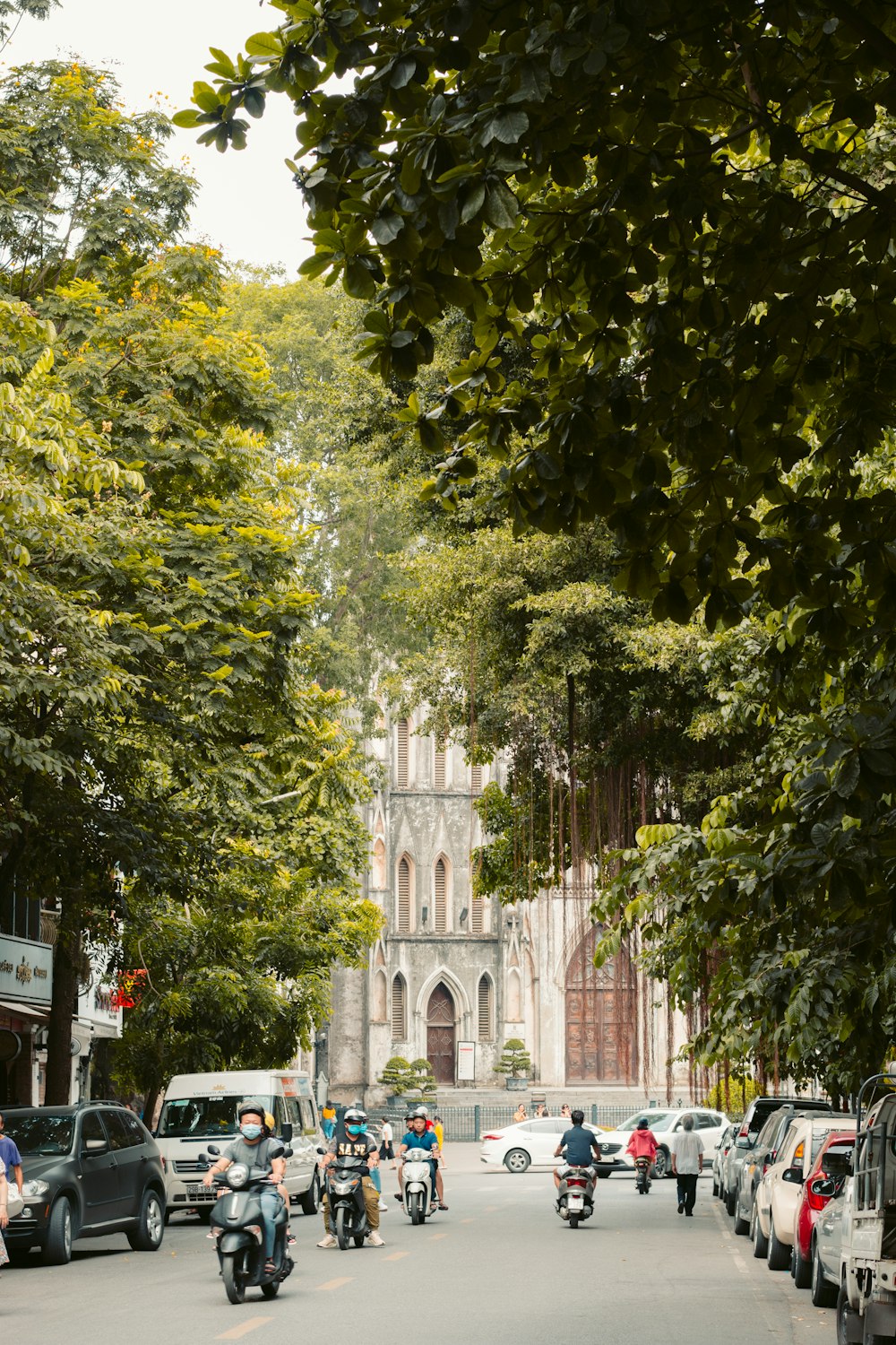 alberi verdi vicino a un edificio in cemento bianco durante il giorno