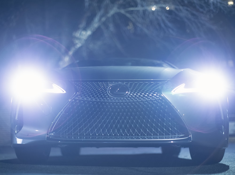 un coche que se ilumina por la noche