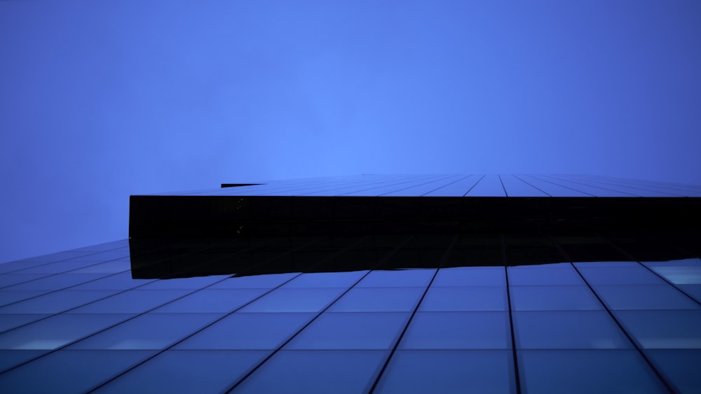 struttura in metallo nero sotto il cielo blu durante il giorno