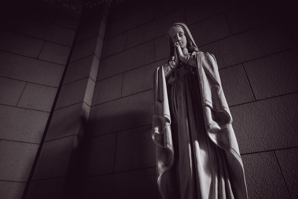 woman in white dress statue