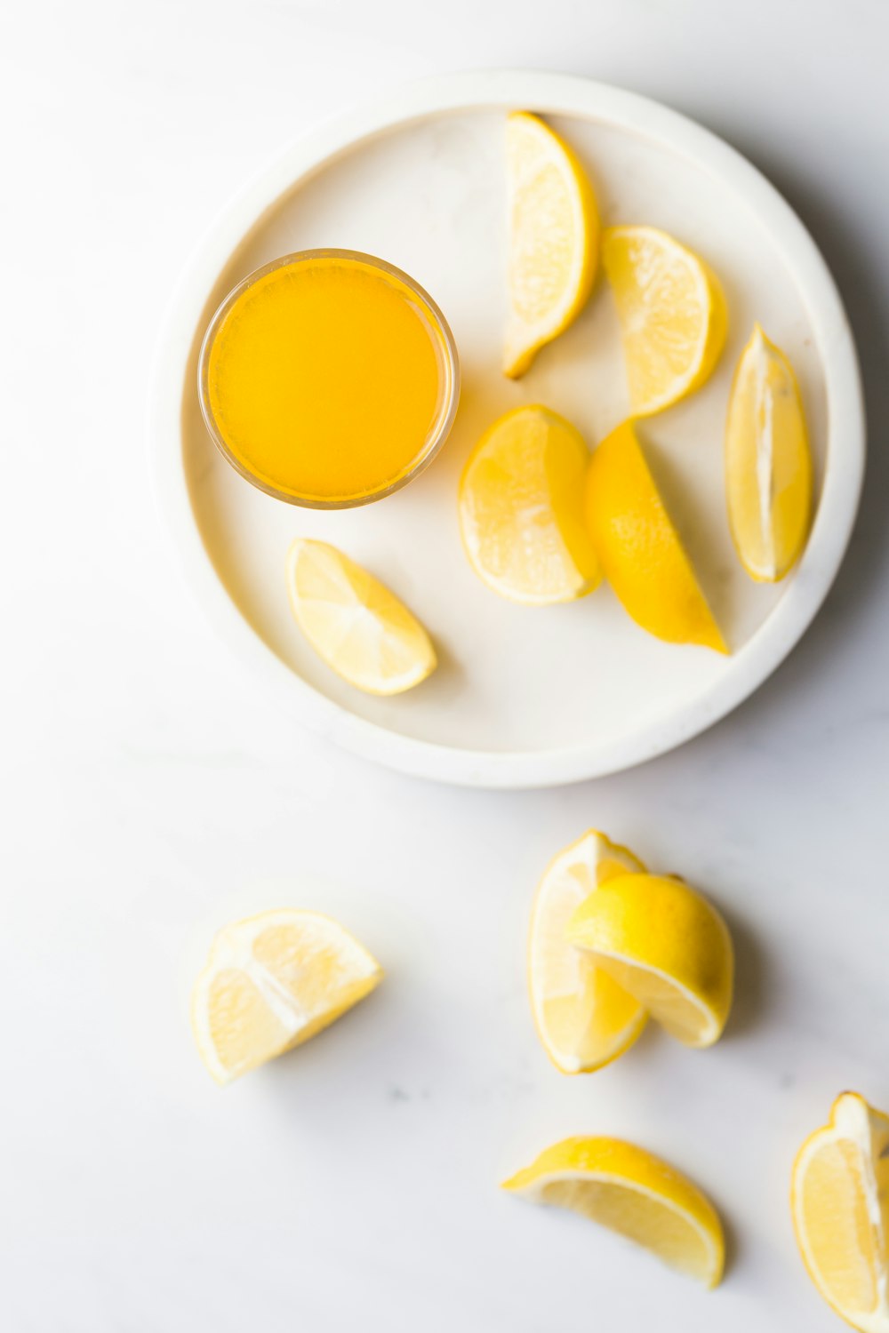 citron tranché sur assiette en céramique blanche