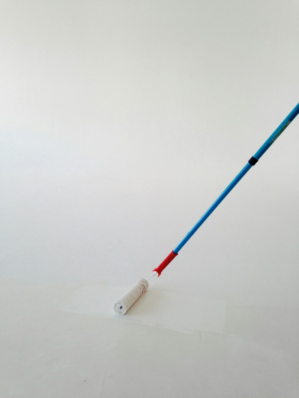 bolígrafo blanco y azul sobre superficie blanca
