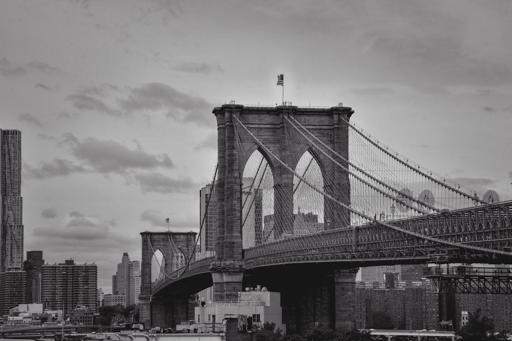 pont sous un ciel nuageux pendant la journée