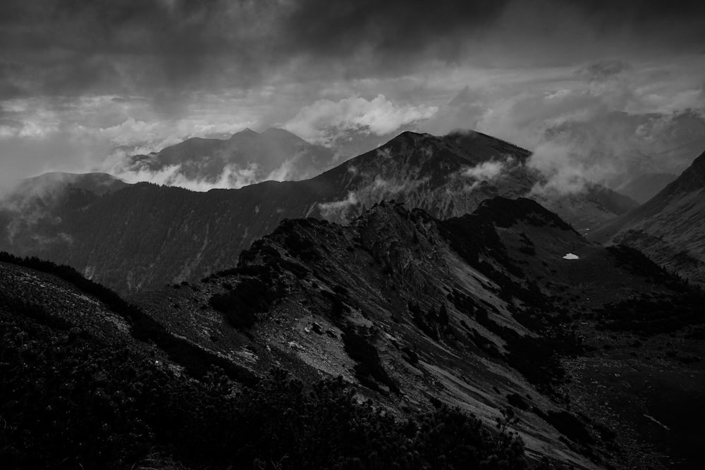 Foto in scala di grigi della catena montuosa