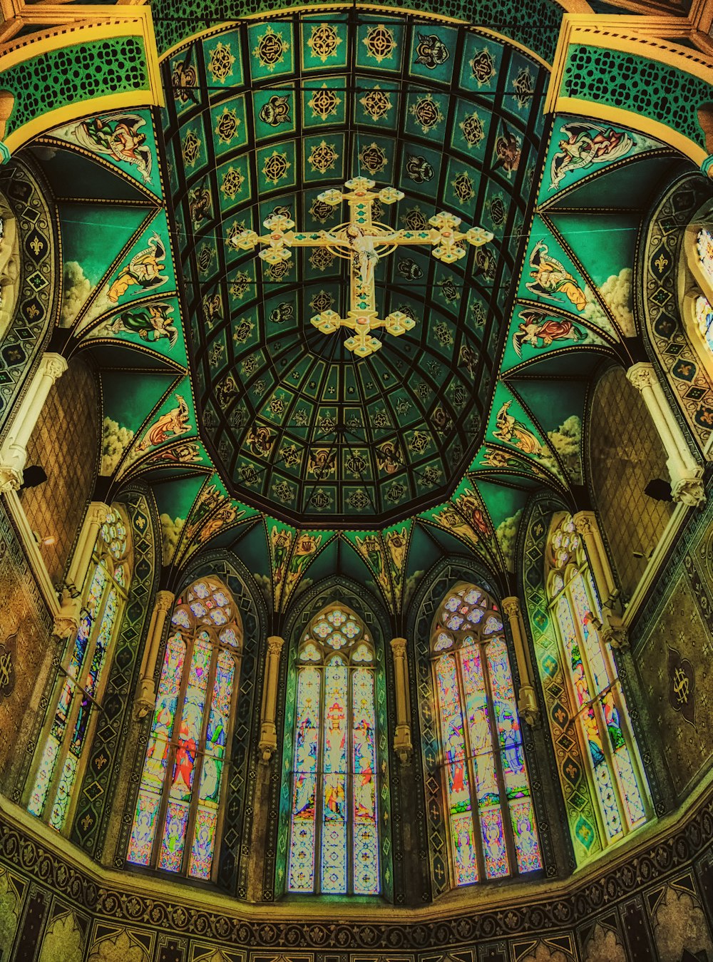 Intérieur de la cathédrale bleu, vert et jaune