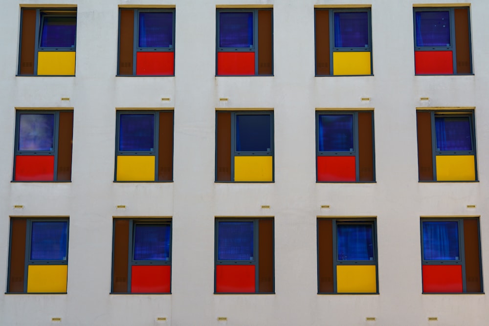 edificio in cemento bianco, blu e giallo