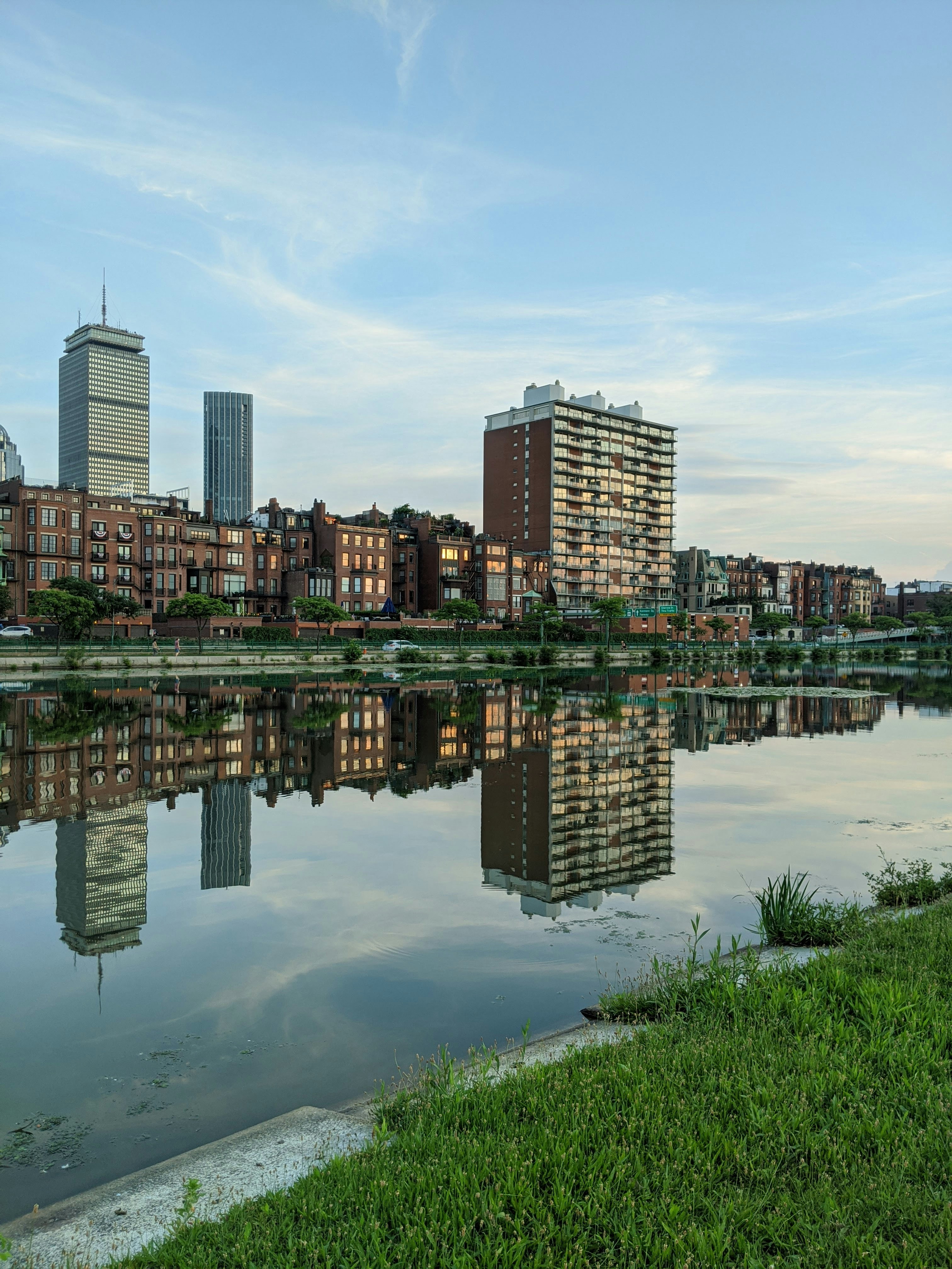 Horizonte de la ciudad a través del cuerpo de agua durante el día