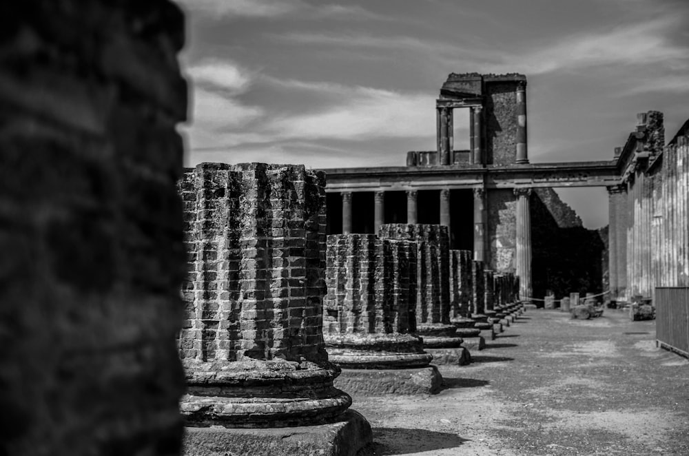 foto in scala di grigi del pilastro di cemento