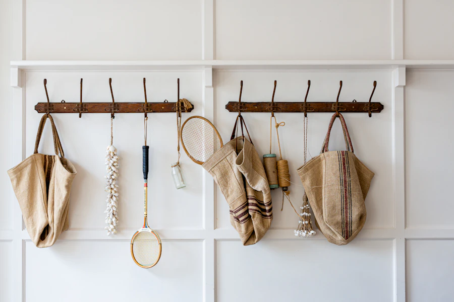 Wall hooks organizer