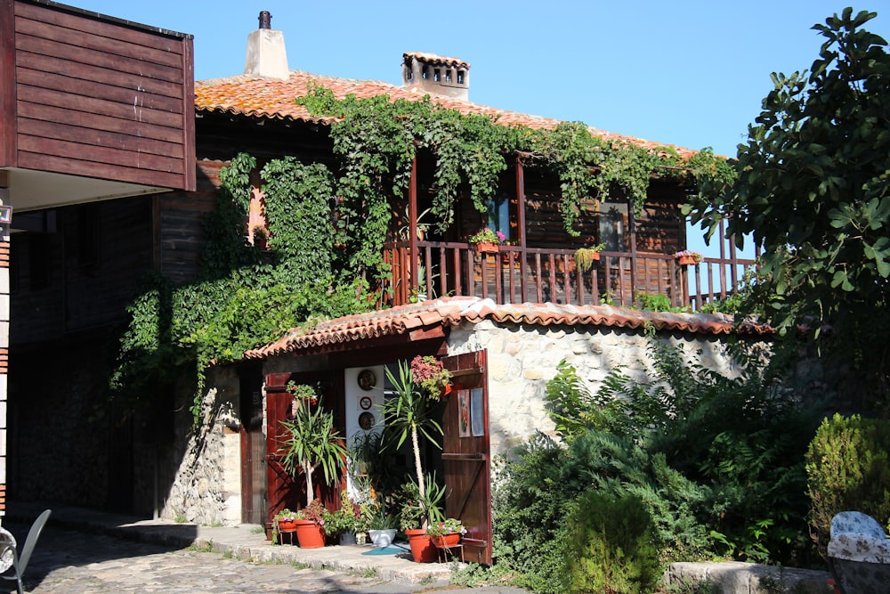 casa di cemento marrone e bianco vicino agli alberi verdi durante il giorno