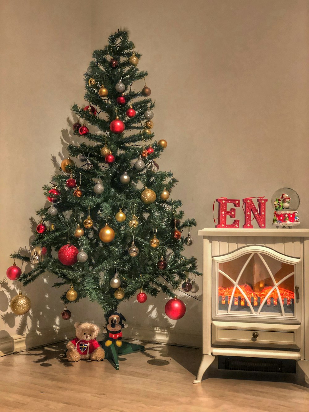 Sapin de Noël vert avec boules de Noël