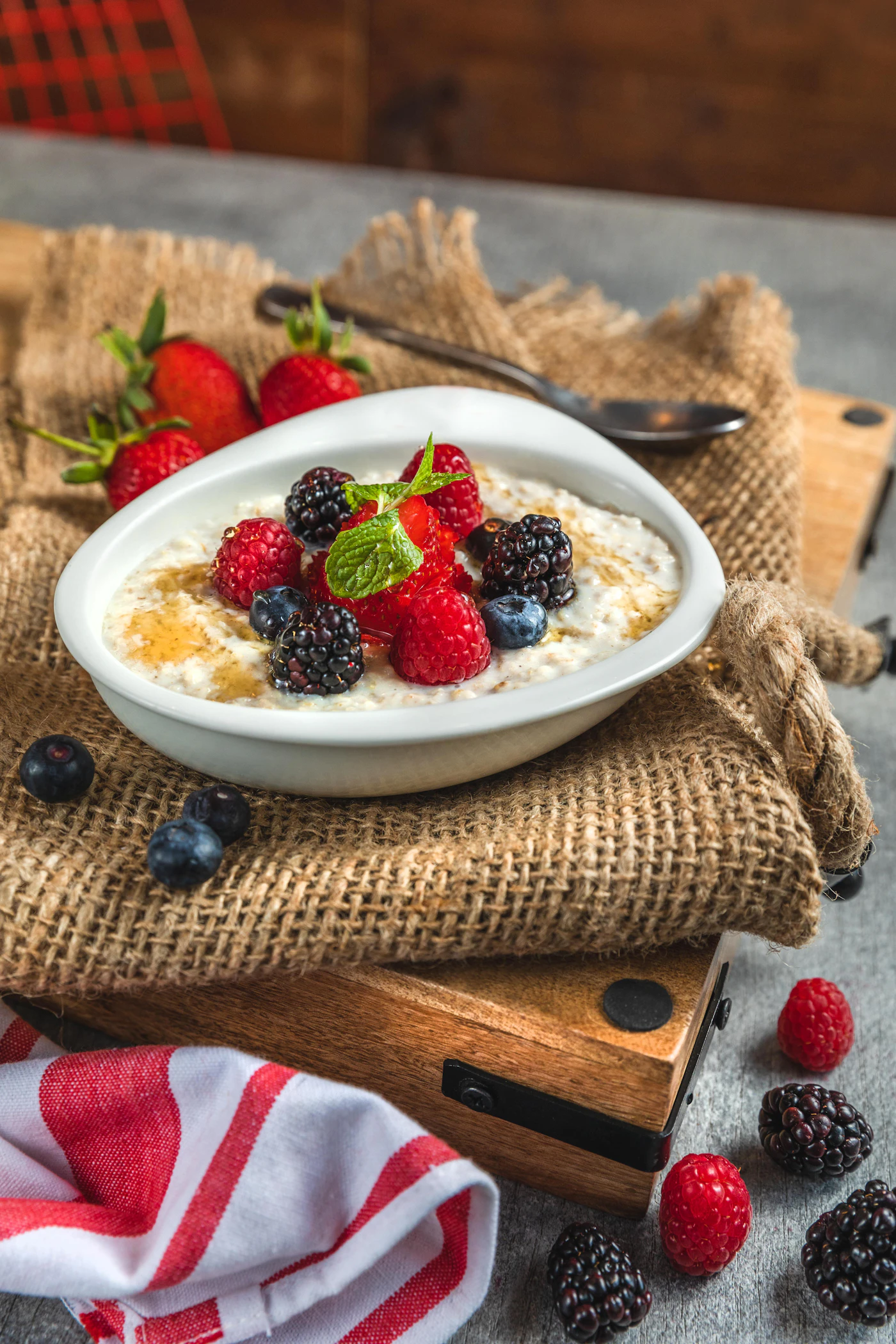 Bol de porridge aux fruits rouges servi au petit-déjeuner