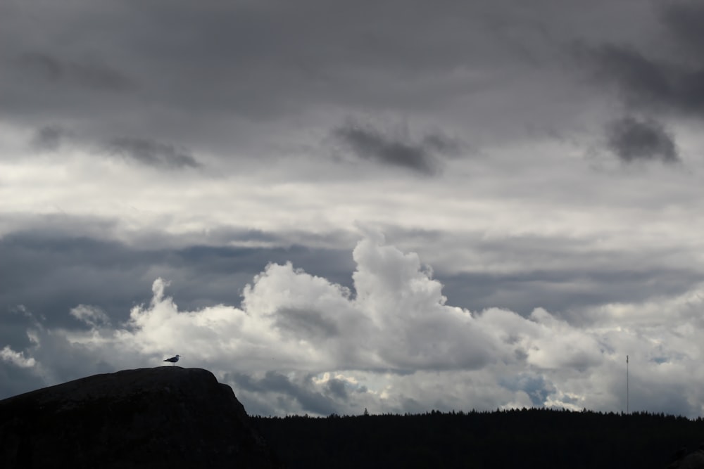 Silhouette des Berges unter weißen Wolken