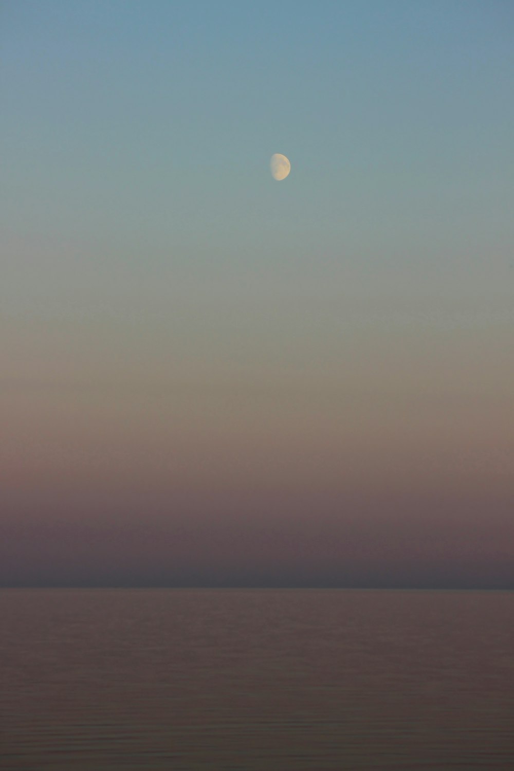 海の上の満月