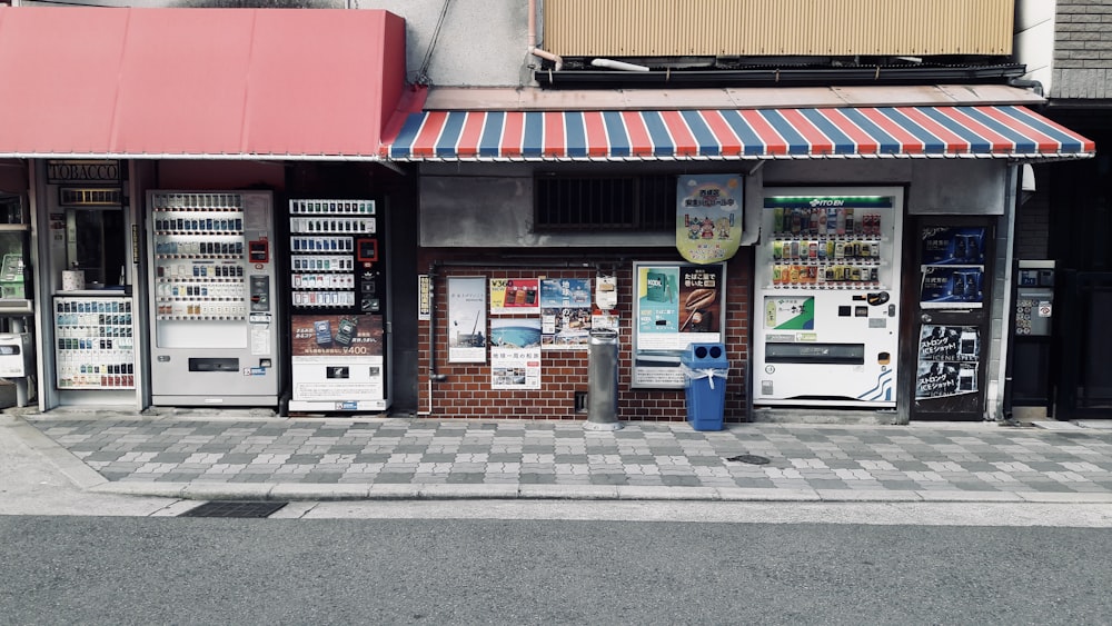 昼間の白と赤の店頭