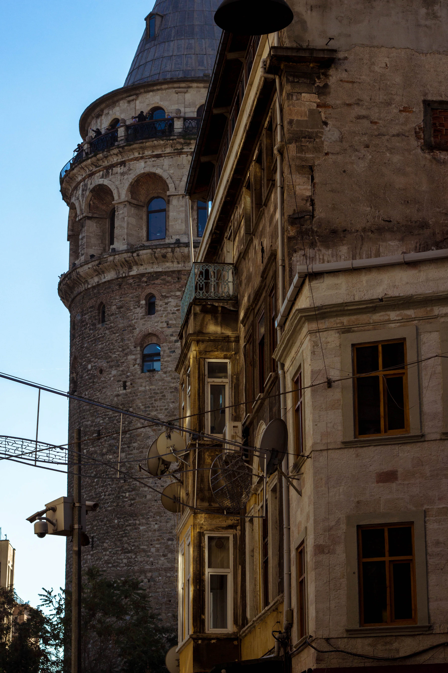 Cihangir’de yokuşa yaslanmış, cephesi yorgun bir apartman.