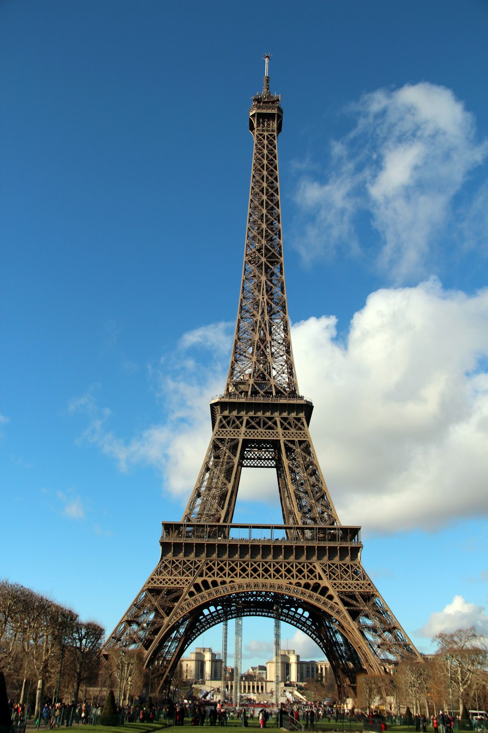 torre eiffel sotto il cielo blu durante il giorno foto – Francia Immagine  gratuita su Unsplash