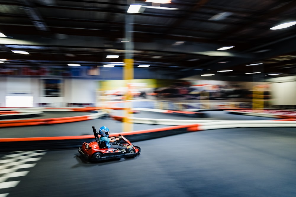 Una persona in sella a un go kart in una pista da corsa