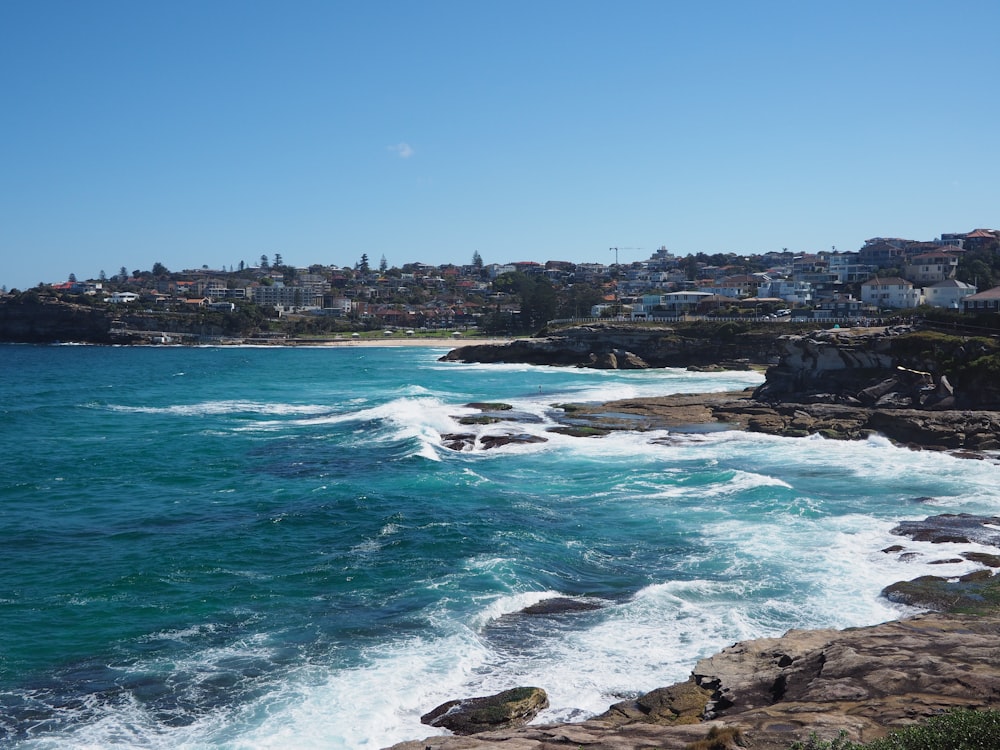 Las olas del mar rompiendo en la costa rocosa durante el día