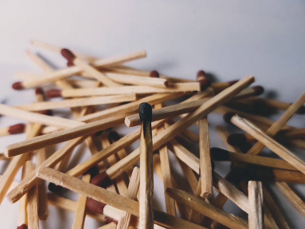 braune Holzstäbchen auf weißer Oberfläche