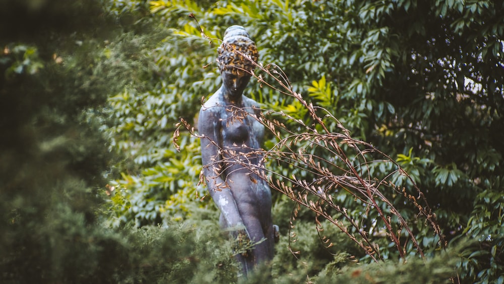 woman in white dress statue