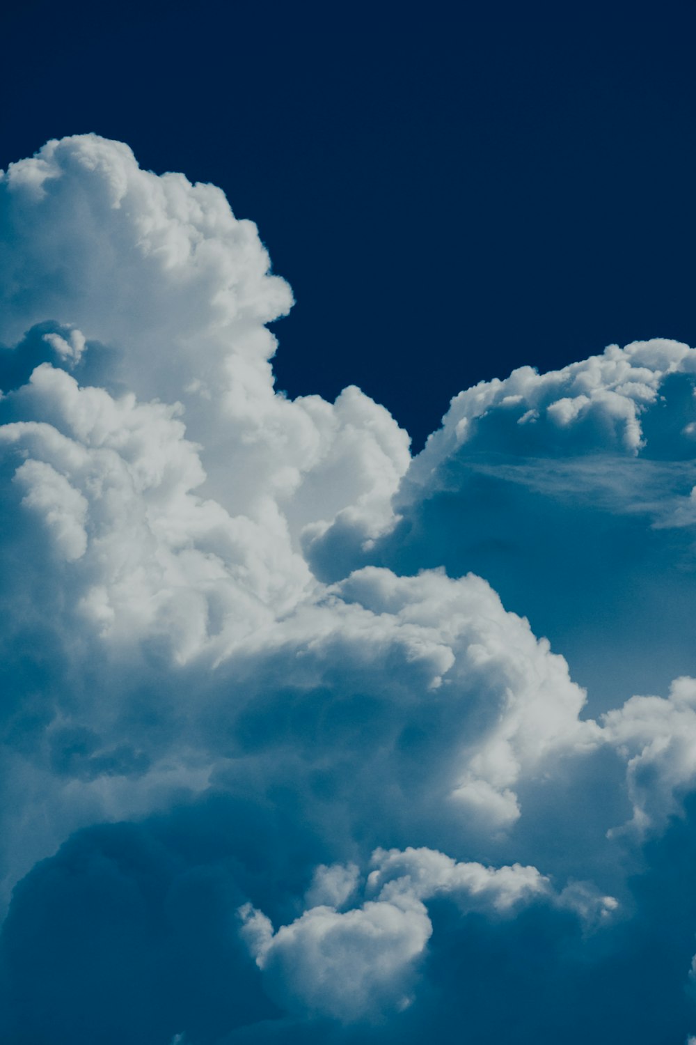 Weiße Wolken und blauer Himmel