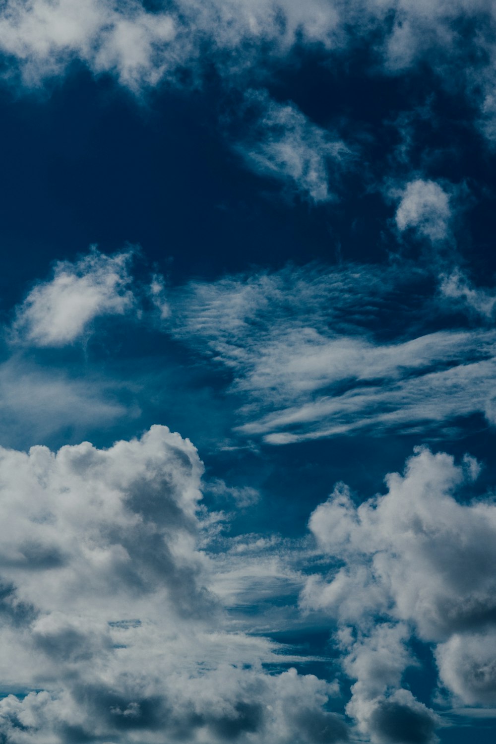 昼間の白い雲と青い空