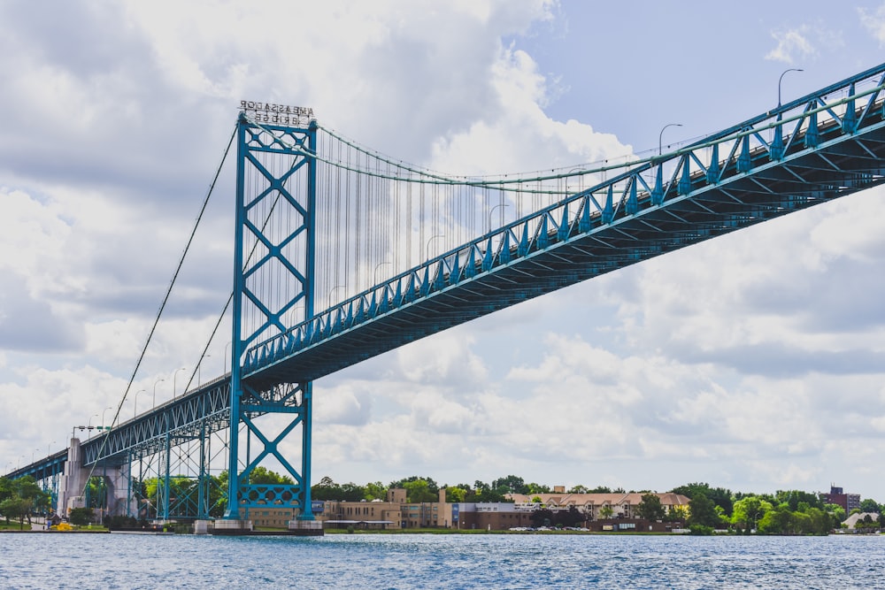 Puente verde bajo nubes blancas durante el día